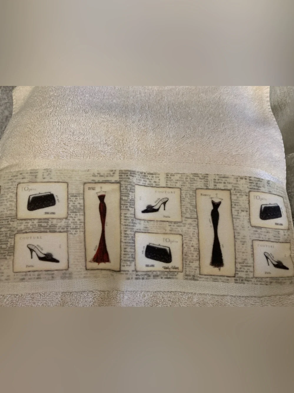 Fashion-Print Cotton Bath Towel - Cream with Black & Red Accents